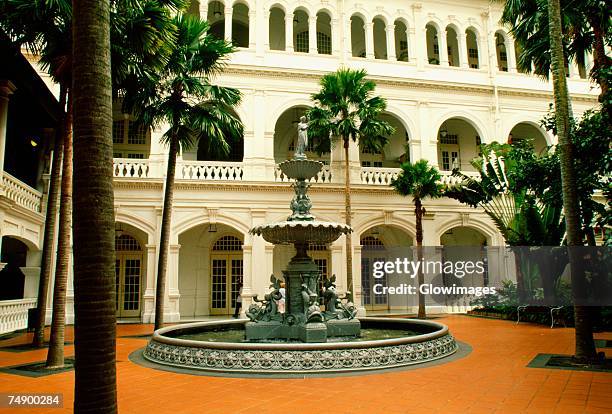 fountain in a courtyard of a hotel, raffles hotel, singapore - raffles hotel stockfoto's en -beelden