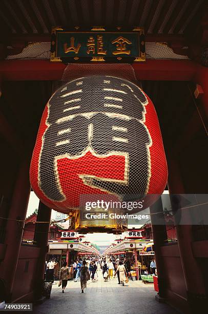 japanese lantern hanging on the gate at a temple, kaminarimon gate, asakusa kannon temple, asakusa, tokyo prefecture, japan - japanischer lampion stock-fotos und bilder