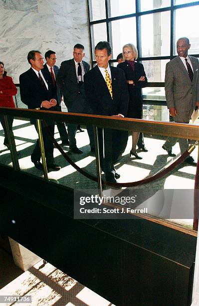 Senate Majority Leader Tom Daschle, D-S.D., talks to Senate Sergeant-At-Arms Alfonso Lenhardt, far right, Secretary of the Senate Jeri Thomson and...