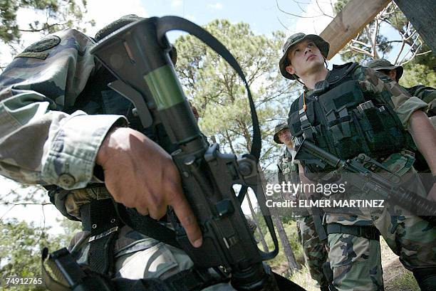 Tegucigalpa, HONDURAS: Oficiales del ejercito de Argentina son instruidos sobre las reglas de rescate de rehenes, durante la practica de los...