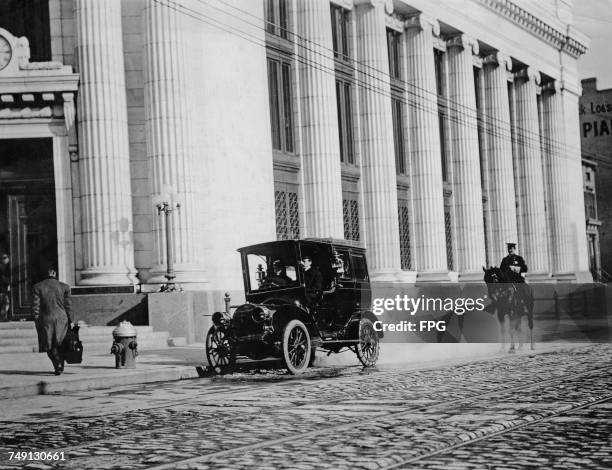 Taxi arriving at the original headquarters of the Dime Savings Bank of New York on DeKalb Avenue, Brooklyn, New York City, circa 1910.