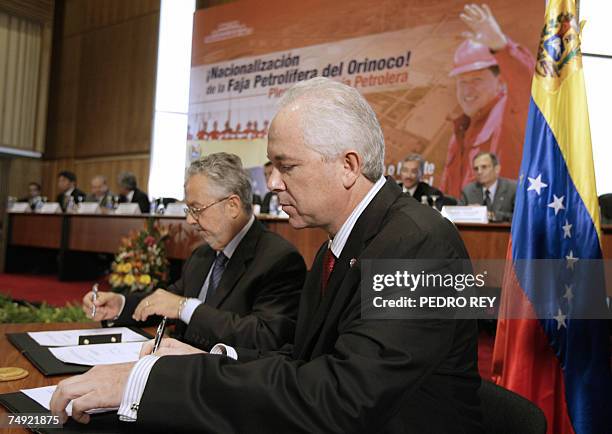 Venezuelan Minister of Energy & Petroleum Rafael Ramirez and the president of Italian oil firm ENI Massimo Moschini sign an agreement 26 June, 2007...