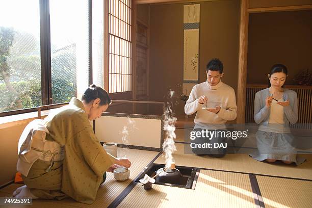 couple attending japanese tea ceremony, front view, side view, japan - cérémonie du thé photos et images de collection