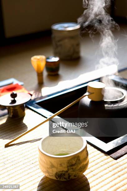 japanese tea set on tatami mats, high angle view, differential focus, japan - bamboo dipper - fotografias e filmes do acervo