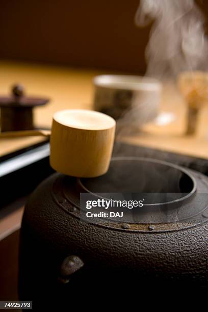 steam coming out of a tea kettle, close up, differential focus, japan - bamboo dipper - fotografias e filmes do acervo