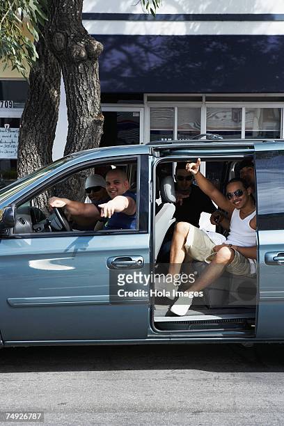 tourists in a car - pasear en coche sin destino fotografías e imágenes de stock