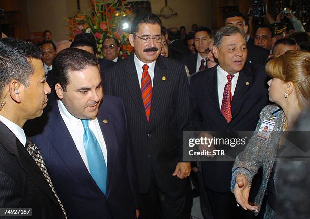 San Pedro Sula, HONDURAS: El presidente de El Salvador Antonio Saca junto al presidente de Honduras Manuel Zelaya ingresan al salon de reunion de los...
