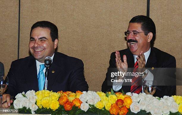 San Pedro Sula, HONDURAS: El presidente de El Salvador Antonio Saca junto al presidente de Honduras Manuel Zelaya participan en una reunion con los...