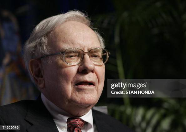Sentor Buffe Warren Buffett speaks at a fundraiser for New York Senator and... News ...