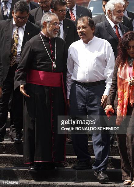 El presidente de Nicaragua Daniel Ortega habla con un sacerdote al llegar a la basilica de Guadalupe el 27 de junio de 2007 en la Ciudad de Mexico....