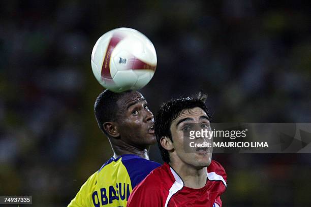 Puerto Ordaz, VENEZUELA: Chile's Alvaro Ormeno vies with Ecuador's Oscar Bagui during their Copa America Venezuela 2007 first round match, in Puerto...