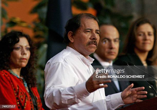 El presidente de Nicaragua Daniel Ortega brinda un discurso en el Palacio Nacional de Ciudad de Mexico, observado por el presidente mexicano Felipe...
