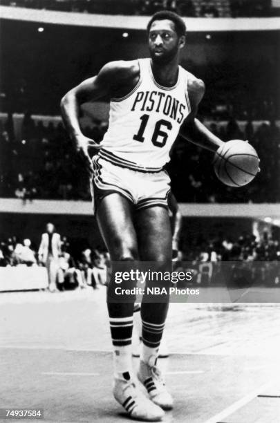 Bob Lanier of the Detroit Pistons looks over the defense during an NBA game circa 1970-1980 in Detroit, Michigan. NOTE TO USER: User expressly...