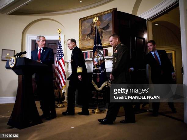 Washington, UNITED STATES: From left: US President George W. Bush, Admirial Michael Mullen), and General James Cartwright arrive for the nomination...