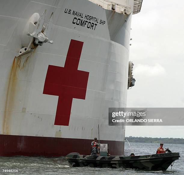 Puerto Barrios, GUATEMALA: Patrulleras custodian el barco hospital Confort, de la marina de Estados Unidos, mientras permanace anclado en Puerto...