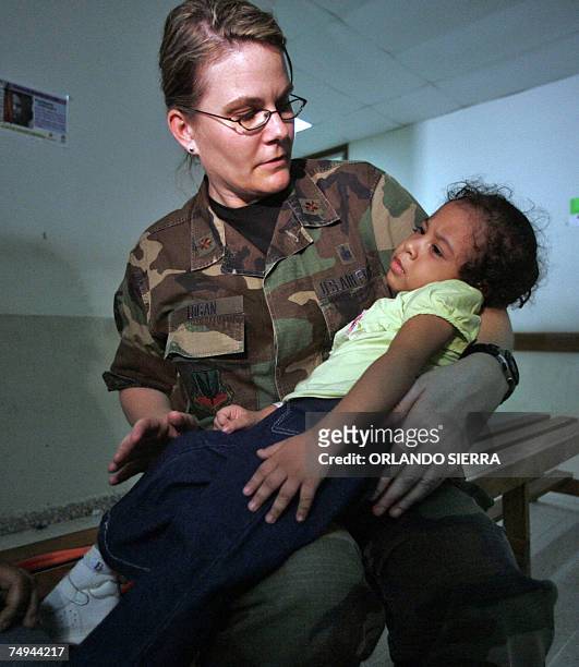 Puerto Barrios, GUATEMALA: La oficial Jina Logan se apresta a atender a la nina Melissa Mayorga en el hospital Confort de la marina de los Estados...