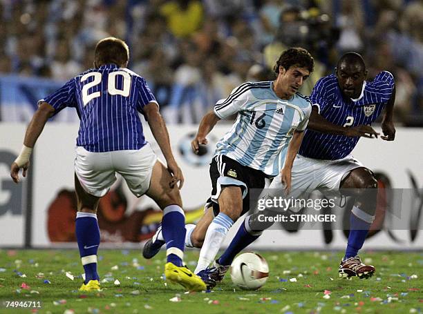 Argentine midfielder Pablo Aimar vies the ball with defender Jay Demerit and midfielder Justin Mapp of United States during a Copa America group C...