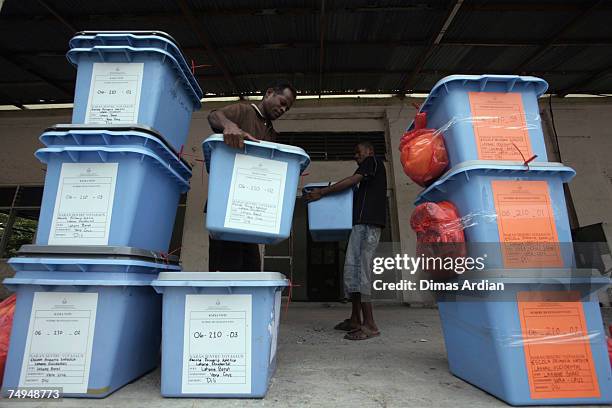 Election officers distribute ballot boxes in the Lahane district amidst high tension one day before elections June 29, 2007 in Dili, East Timor. East...