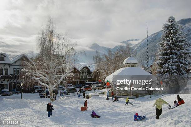 children playing in snow covered park with gazebo, near mountains - leavenworth washington 個照片及圖片檔