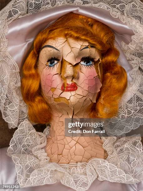 cracked old doll face - crepe tessuto foto e immagini stock