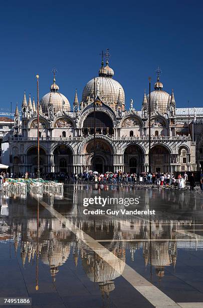 italy, venice, st marks square, basilica di san marco reflected in water - basilica di san marco 個照片及圖片檔