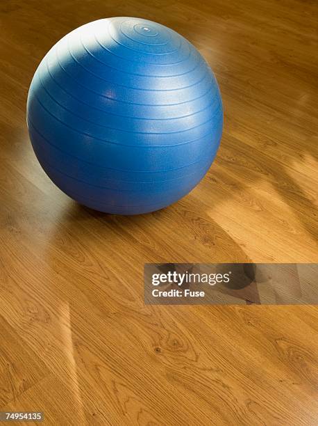 blue fitness ball - pilates ball man stock-fotos und bilder