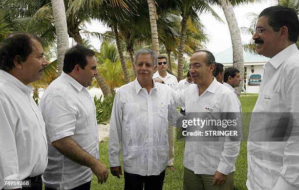 Los presidentes de Honduras, Manuel Zelaya, de Mexico, Felipe Calderon, Oscar Berger de Guatemala, Antonio Saca de El Salvador y Daniel Ortega de...