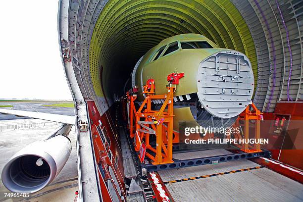 Photo d'un avion cargo Beluga transportant une pointe avant Airbus A320, prise le 30 juin 2007 sur l'aeroport d'Albert-Picardie pres d'Albert, apres...