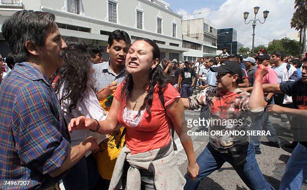 Soldados vestidos de civil se enfrentan a familiares de victimas de la guerra que protestan contra soldados del Ejercito de Guatemala que con un...