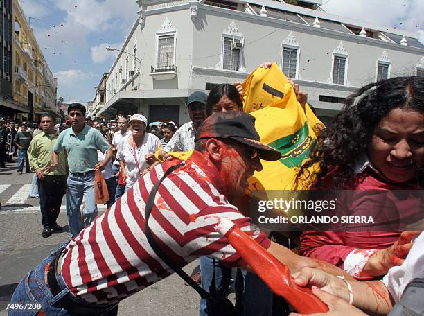 Un soldado vestido de civil se enfrenta a familiares de victimas de la guerra que enfrentan a soldados del Ejercito de Guatemala que con un desfile...