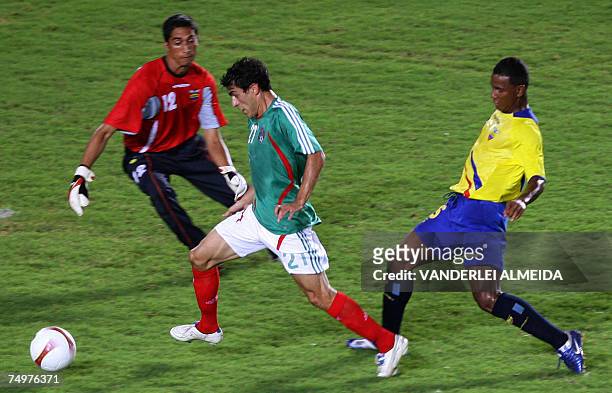 Mexico's Nery Castillo vies for the ball with Ecuador?s goalkeeper Cristian Mora and Oscar Bagui during their Copa America Venezuela 2007 group B...