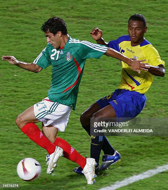 Mexico's Nery Castillo vies for the ball with Ecuador's Oscar Bagui during their Copa America Venezuela 2007 group B match 01 July, 2007 in Maturin,...