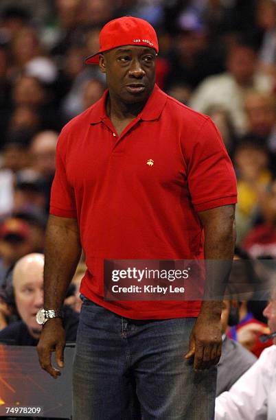 Michael Clarke Duncan watches NBA basketball game between the Houston Rockets and Los Angeles Clippers at the Staples Center in Los Angeles, Calif....