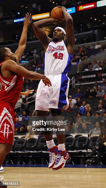 Elton Brand of the Los Angeles Clippers shoots during 92-87 loss to the Houston Rockets in NBA game at the Staples Center in Los Angeles, Calif. On...