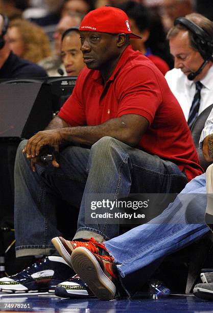 Michael Clarke Duncan watches NBA basketball game between the Houston Rockets and Los Angeles Clippers at the Staples Center in Los Angeles, Calif....