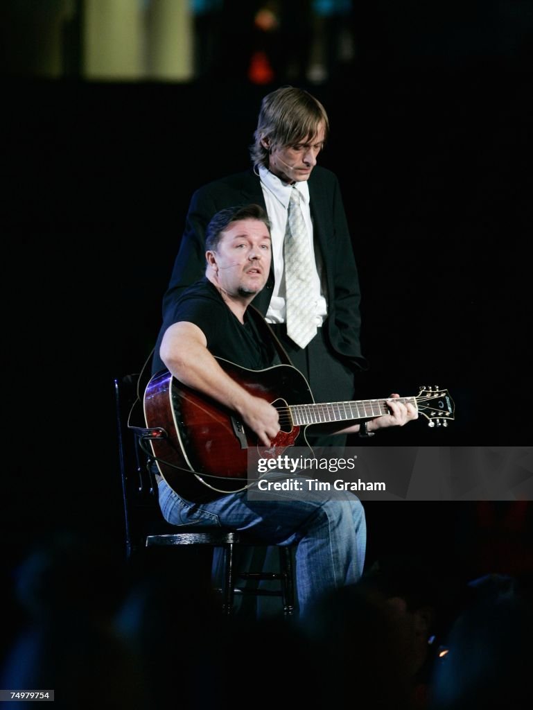 Comedian Ricky Gervais and actor Mackenzie Crook sing together on