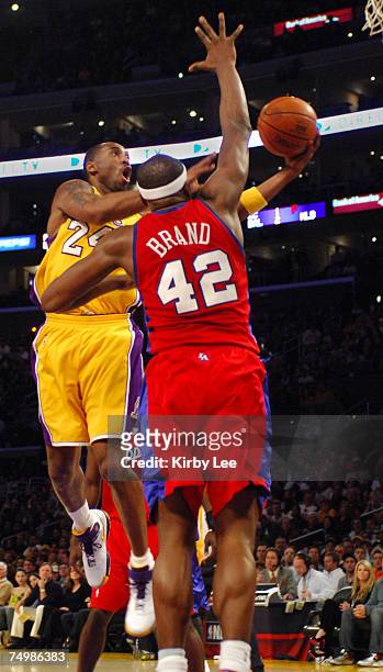 Kobe Bryant of the Los Angeles Lakers goes up for a layup against Elton Brand of the Los Angeles Clippers in NBA basketball game at the Staples...