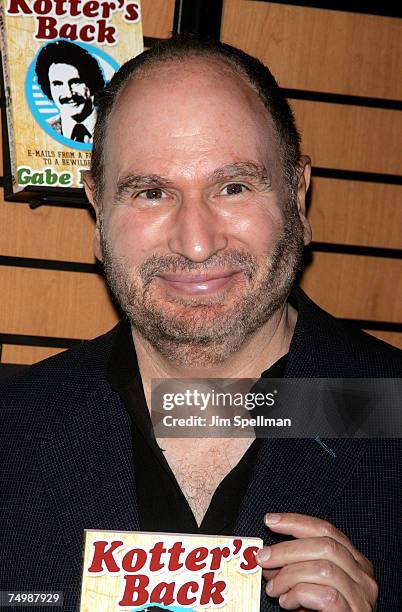 Gabe Kaplan Signs Photos And Premium High Res Pictures - Getty Images