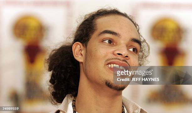 Deerfield, UNITED STATES: Joakim Noah, the first round draft pick of the Chicago Bulls, talks to a local TV reporter 02 July 2007 at the Chicago...