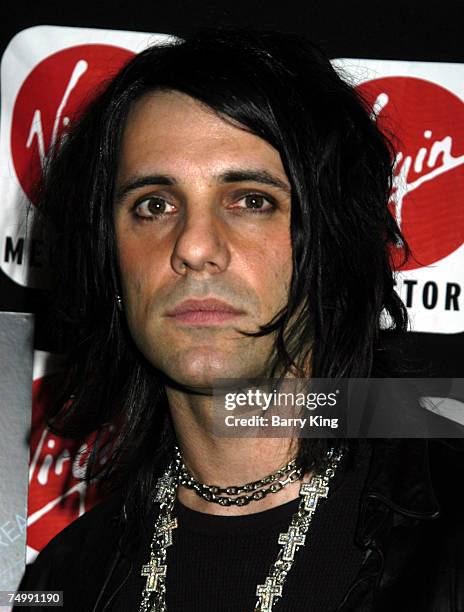 Criss Angel Signs Photos and Premium High Res Pictures - Getty Images