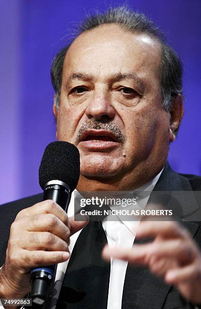 New York, UNITED STATES: Mexican telecommunications tycoon Carlos Slim speaks at a discussion panel titled "What Can Business Do?" at the Clinton...