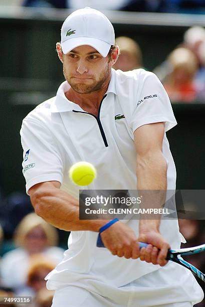 London, UNITED KINGDOM: Andy Roddick of USA returns the ball to Paul-Henri Mathieu of France during the fourth round of the Wimbledon Tennis...