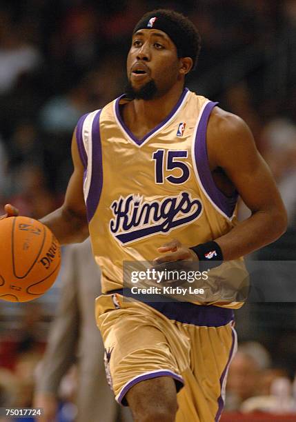 John Salmons of the Sacramento Kings dribble up court during 103-92 loss to the Los Angeles Clippers at the Staples Center in Los Angeles, Calif. On...