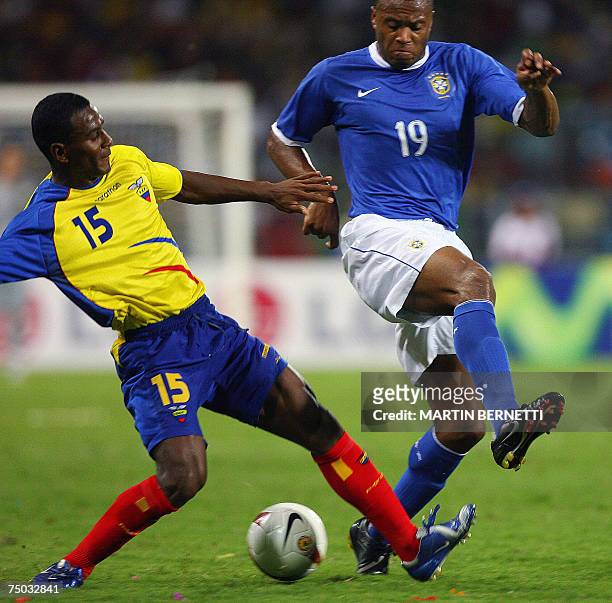 Puerto La Cruz, VENEZUELA: Brazil's footballer Julio Baptista vies for the ball with Ecuador's Oscar Bagui during their Copa America 2007 first round...