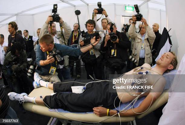 London, UNITED KINGDOM: France's Christophe Moreau undergoes the traditionnal medical check up, 05 July 2007 at the London Excel Exhibition Center,...