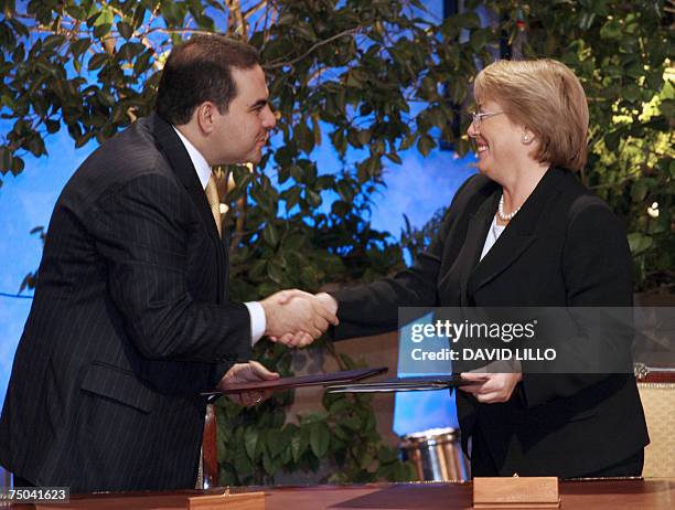 El presidente salvadoreno Antonio Saca y la presidenta de Chile, Michelle Bachelet se dan la mano en el palacio presidencial de La Moneda el 05 de...