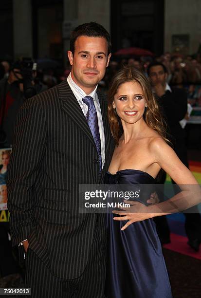 Actress Sarah Michelle Gellar and Actor Freddie Prinze Jr pose for a picture at the Hairspray Premiere at the Odeon Cinema Leicester Square on July...