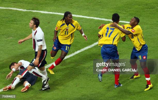 Barquisimeto, VENEZUELA: Colombian midfielder Jaime Castrillon celebrates with teammates forward Hugo Rodallega and forward Cesar Valoyes as...