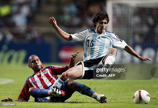 Barquisimeto, VENEZUELA: Argentine midfielder Pablo Aimar vies for the ball with midfielder Paraguayan Edgar Gonzalez during a Copa America...