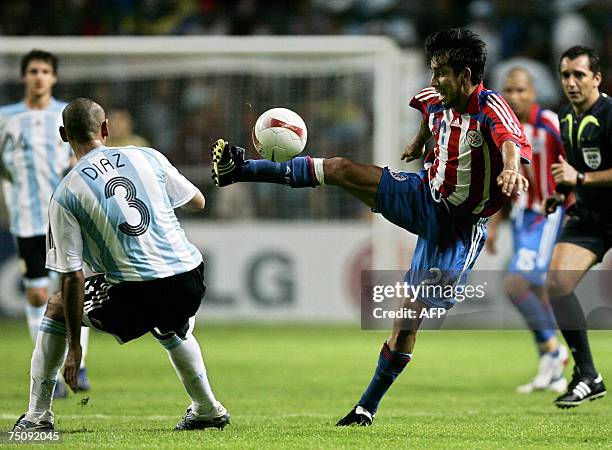 Barquisimeto, VENEZUELA: Paraguay?s forward Nelson Cuevas vies for the ball with Argentina's Daniel Diaz during their Copa America Venezuela-2007...
